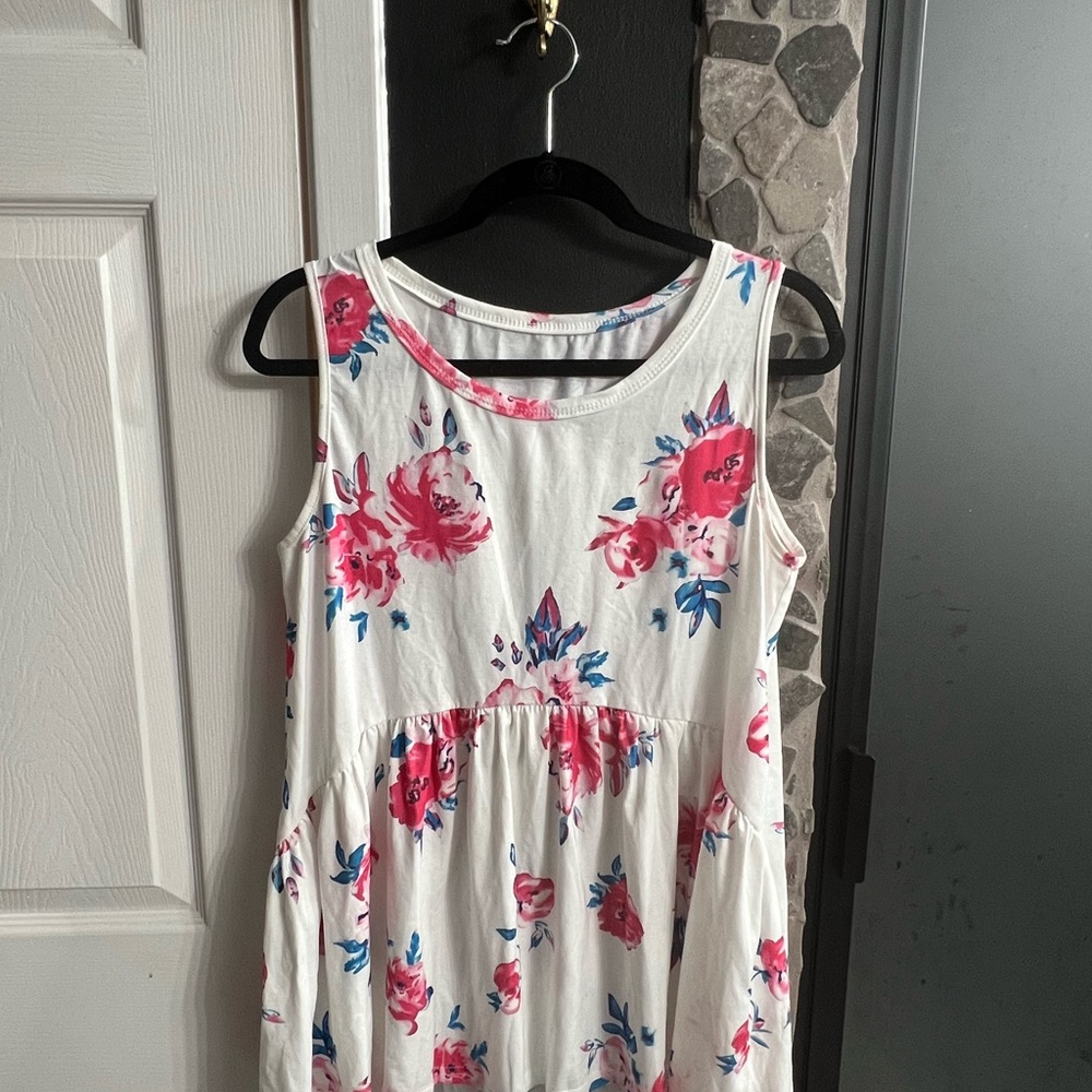 Maternity flowy sleeveless top